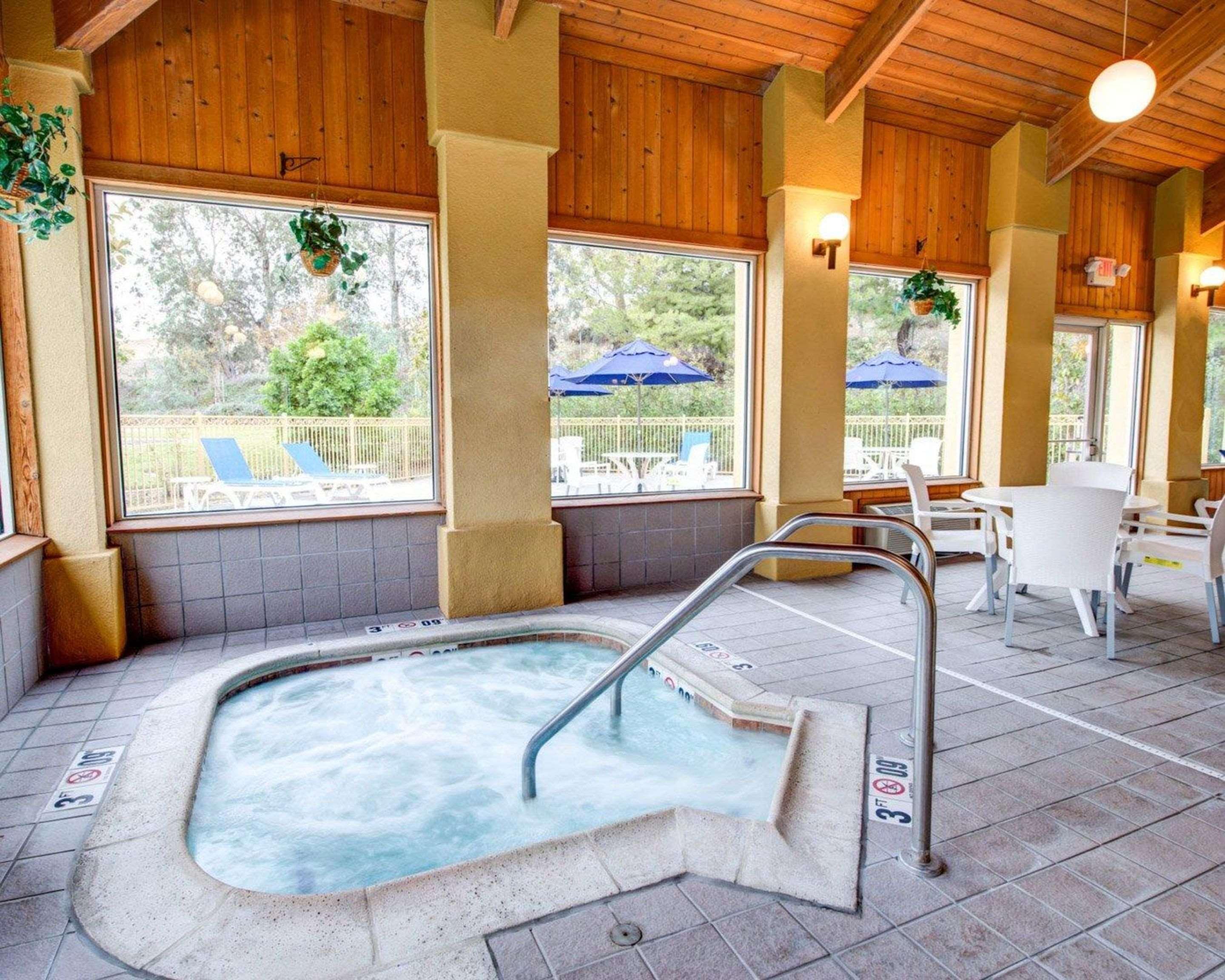 Comfort Inn Fontana Bagian luar foto