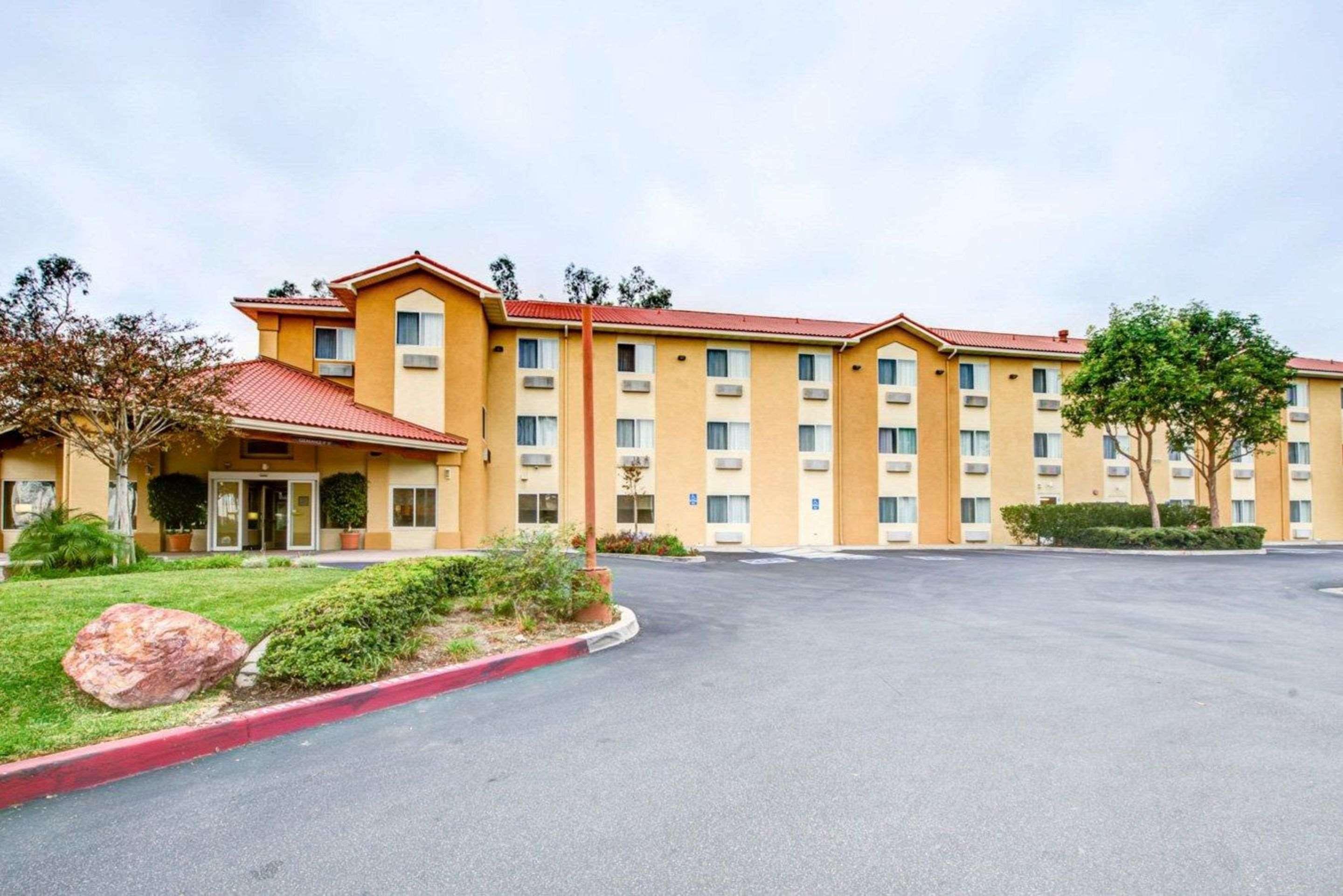 Comfort Inn Fontana Bagian luar foto