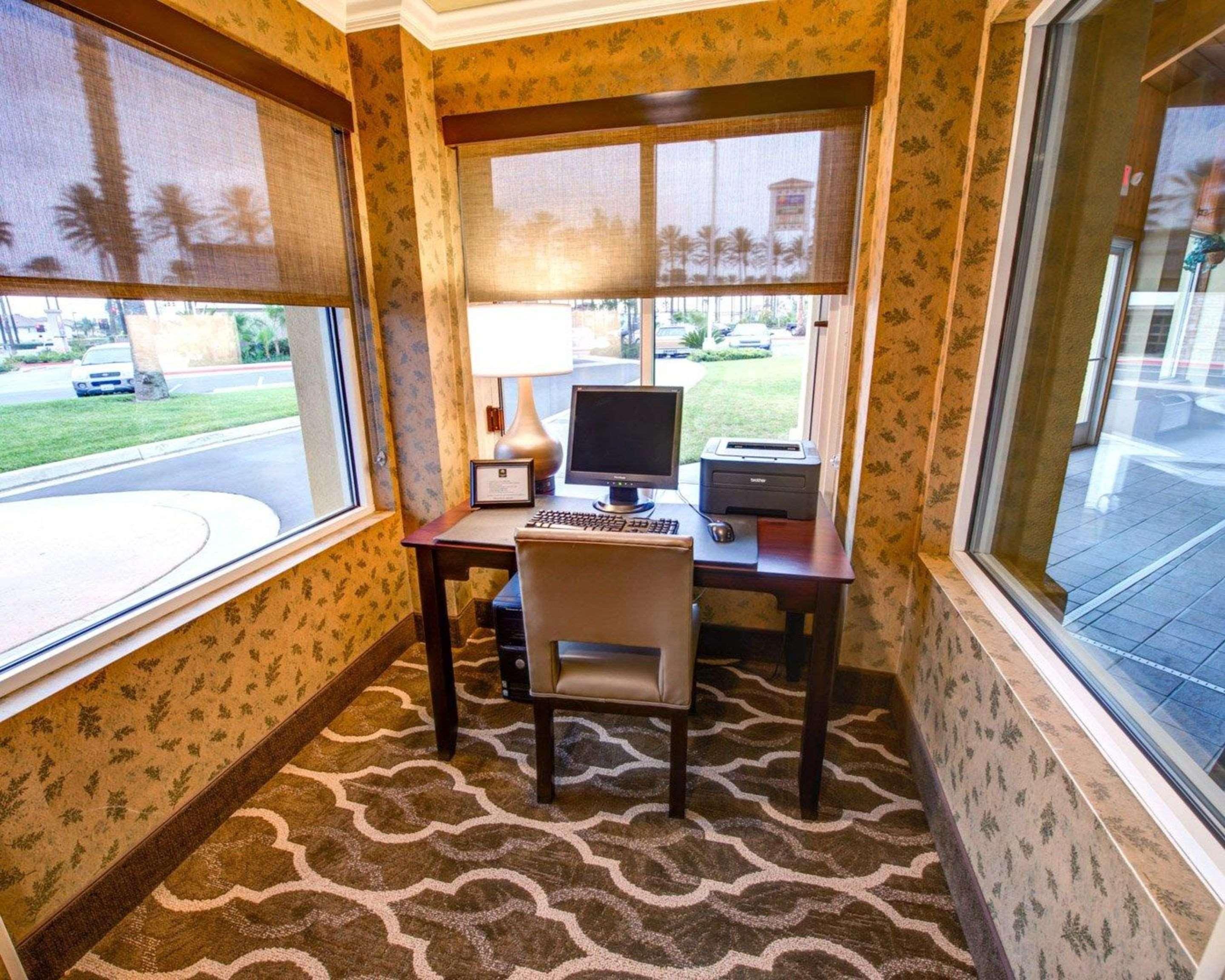Comfort Inn Fontana Bagian luar foto