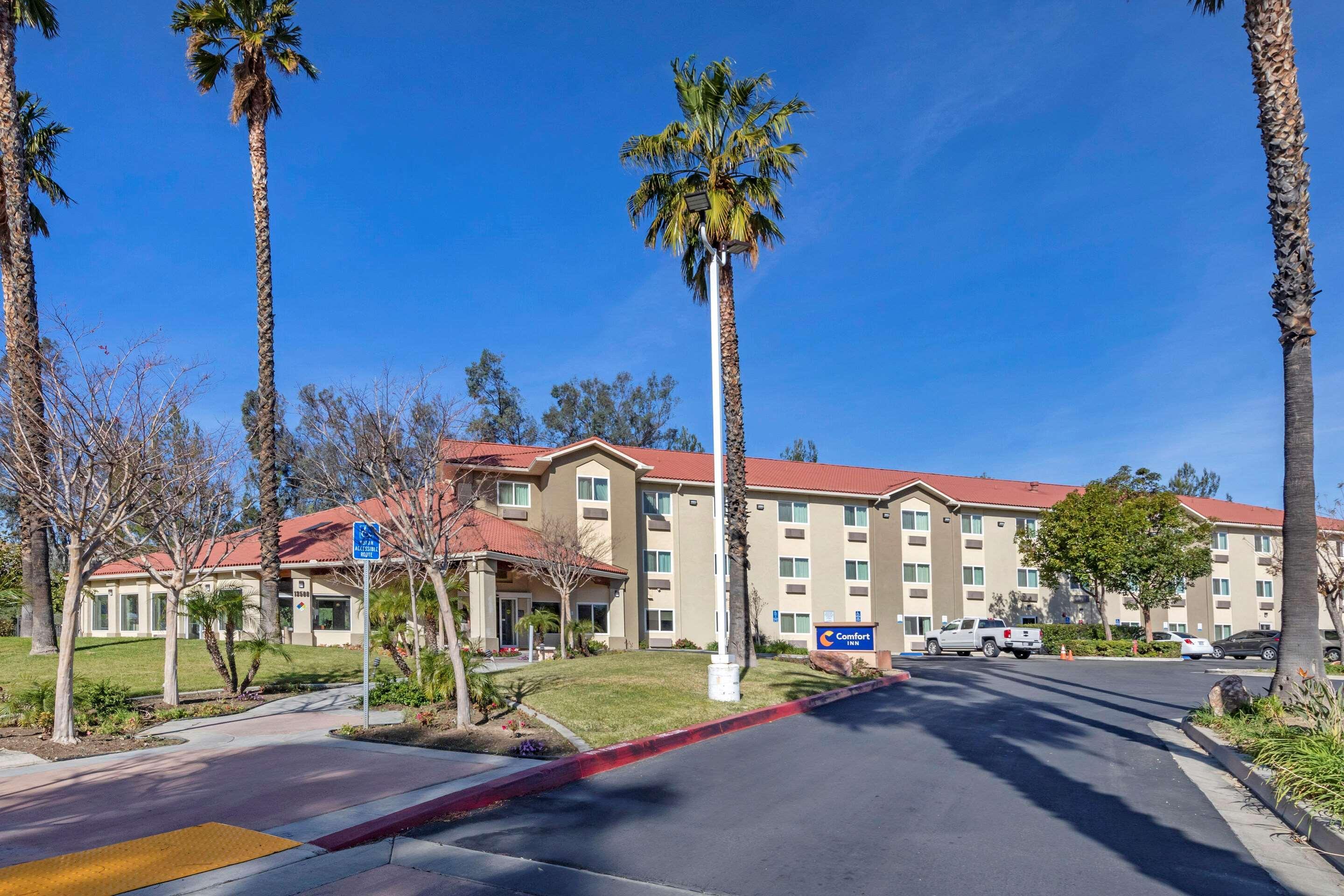 Comfort Inn Fontana Bagian luar foto